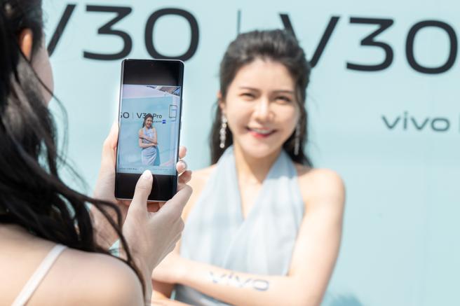 vivo V30系列推出多巴胺底片相框，透過先進算法智能計算出最佳色彩搭配。（vivo提供／古明弘台北傳真）