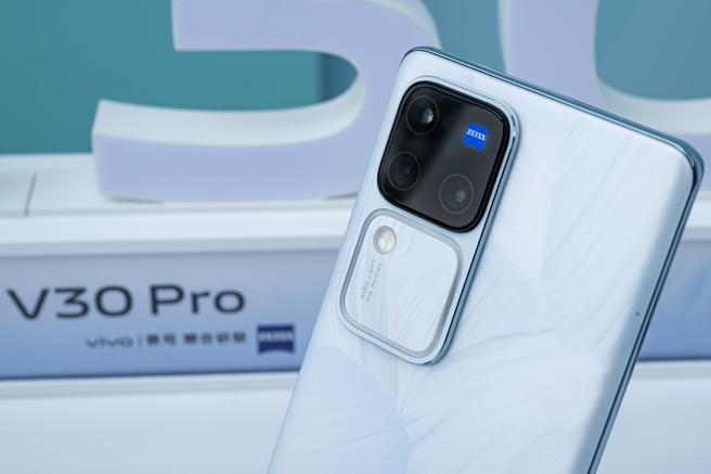 vivo V30系列手機前後鏡頭皆搭載「蔡司人像鏡頭包」，復刻6種經典蔡司人像鏡頭風格。（vivo提供／古明弘台北傳真）