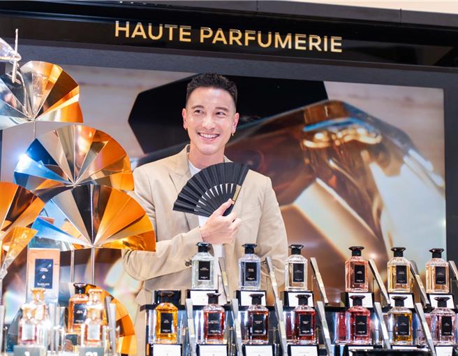 王陽明示範法式聞香手法。（吳松翰攝）