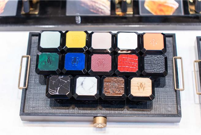 凡於「藝術沙龍香氛藝廊」購入香氛，均可客制化香氛瓶蓋（吳松翰攝）