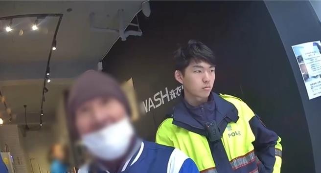 傅男於自助洗衣店排隊洗衣，不滿被人插隊，於是打電話報警。（中和警分局提供）