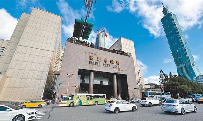 台北市是6都唯一让拥有教师证且在公立学校任职的代理教师，可依之前年资叙较高的薪水，台北市教育局13日指出，北市各级学校正办理各级学校正式教师联合徵选，欢迎代理教师参加甄选，考取正式教师。（本报资料照片）