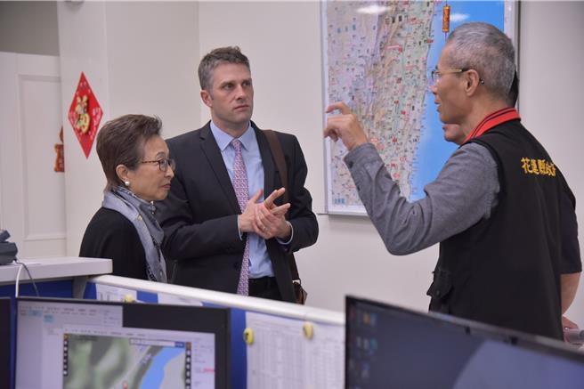 德国在台协会副处长何峰（Andreas Hofem）（左2）13日拜会花莲县政府，并参访消防局，就灾害应变处理对策等教交换彦见。（花莲县政府提供／王志伟花莲传真）