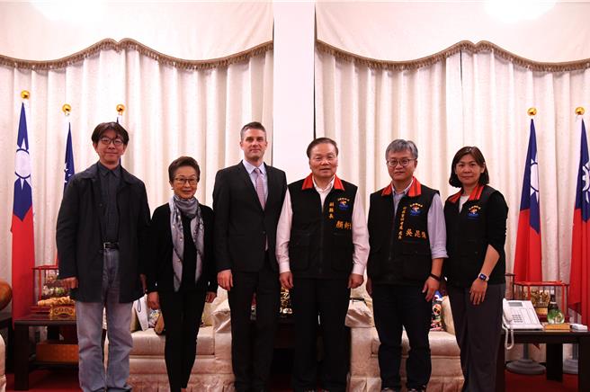 德国在台协会副处长何峰（Andreas Hofem）（左三）拜会花莲县政府，由副县长顏新章（右三）、行政暨研考处长吴坤儒吴昆儒（右二）接待说明。（花莲县政府提供／王志伟花莲传真）