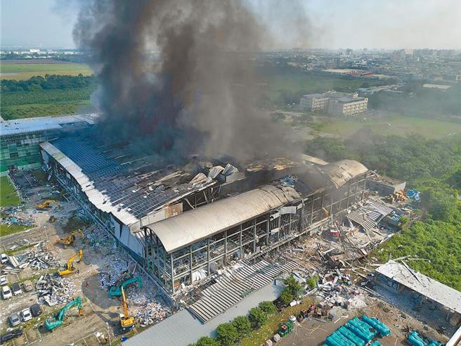 屏東科技產業園區明揚高爾夫球廠去年9月22日發生爆炸，現場一片狼藉。（本報資料照片）