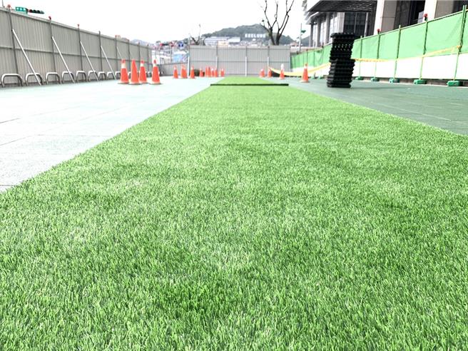 基隆市政府在文化中心前广场铺设人工草皮的工程，预期可以美化广场，也成为新的游憩空间，但有民眾提出质疑安全问题。基市府都发处澄清，原本的车阻不会撤除，未来也会重新设计、美化，确保民眾安全。（徐佑升摄）