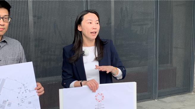 基隆市政府在文化中心前广场铺设人工草皮的工程，预期可以美化广场，也成为新的游憩空间。基隆市文化局长江亭玫表示，原本就规画要将文化中心一带打造为基隆「艺文特区」，同时更新视觉系统，期望成为东岸观光廊带的重要文化观光景点。（徐佑升摄）