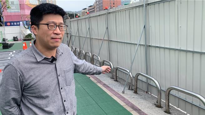 基隆市政府在文化中心前广场铺设人工草皮的工程，预期可美化广场，也成为新的游憩空间。基隆市都发处长谢孝昆表示，原有钢制车阻仍保留在原位，草皮本身下雨时透水性佳，设计上会顺着斜坡排水，不会有积水问题。（徐佑升摄）