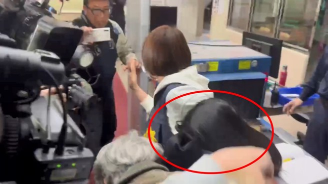 花花被女警護送進入北檢，與媒體發生衝突（圖／花花臉書、翻攝畫面）