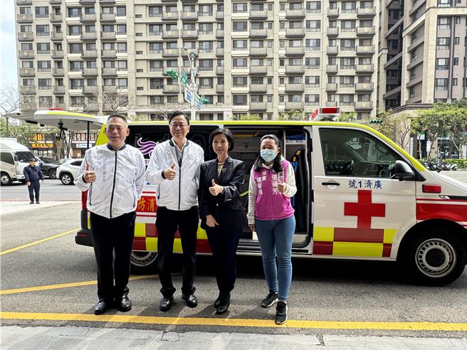 远传电信13日捐赠桃园市政府消防局5G救护车紧急医疗设备，协助医护人员即时回报病患状况，将病患安置到适切的医院治疗，把握最佳黄金医疗时间。（蔡依珍摄）