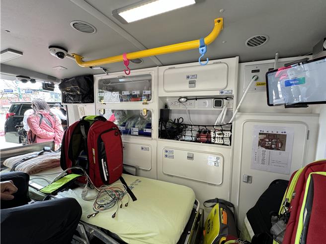 远传电信13日捐赠桃园市政府消防局5G救护车紧急医疗设备，协助医护人员即时回报病患状况，将病患安置到适切的医院治疗，把握最佳黄金医疗时间。（蔡依珍摄）