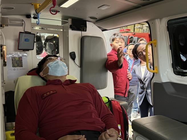 远传电信13日捐赠桃园市政府消防局5G救护车紧急医疗设备，协助医护人员即时回报病患状况，将病患安置到适切的医院治疗，把握最佳黄金医疗时间。（蔡依珍摄）