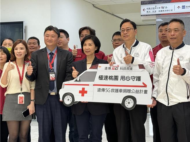 远传电信13日捐赠桃园市政府消防局5G救护车紧急医疗设备，协助医护人员即时回报病患状况，将病患安置到适切的医院治疗，把握最佳黄金医疗时间。（蔡依珍摄）
