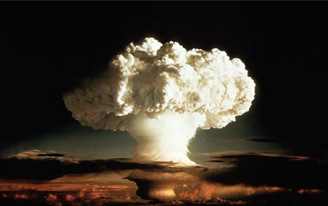 《奧本海默》在日本廣島展開試映，遭前市長批評未充分表現核武駭人之處。（核爆示意圖／路透社）