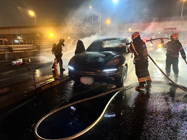 林口區晚間8時許，一輛保時捷休旅車行駛中突然冒煙起火，駕駛驚逃下車。（翻攝畫面）