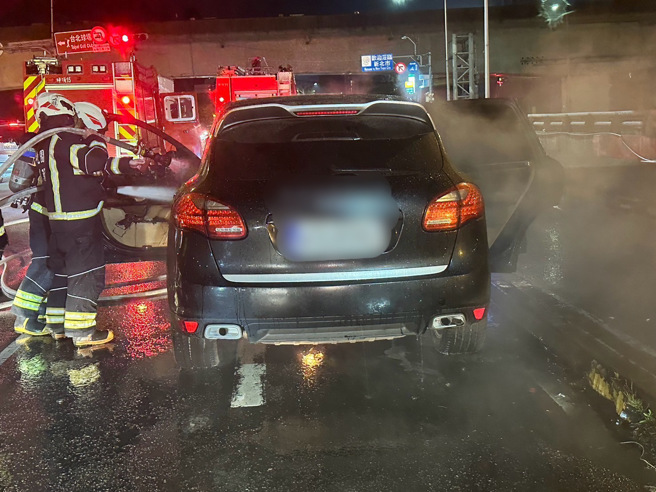 林口區晚間8時許，一輛保時捷休旅車行駛中突然冒煙起火，駕駛驚逃下車。（翻攝畫面）