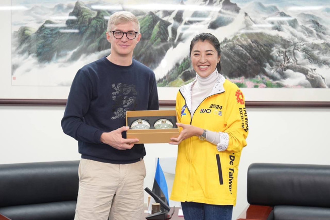 裴主席與許縣長交換禮物。（駐拉脫維亞代表處提供）