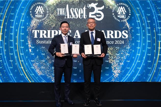 中国信托银行获国际指标性财经媒体《The Asset》（财资）颁发13个奖项，中国信托银行总经理杨铭祥（左）、中国信托银行香港分行行长许嘉允（右）出席颁奖典礼。（中国信托银行提供）