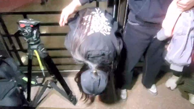 花花出來面對採訪90度鞠躬道歉。 （翻攝畫面）