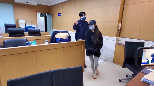 花花出來面對採訪90度鞠躬道歉。 （翻攝畫面）