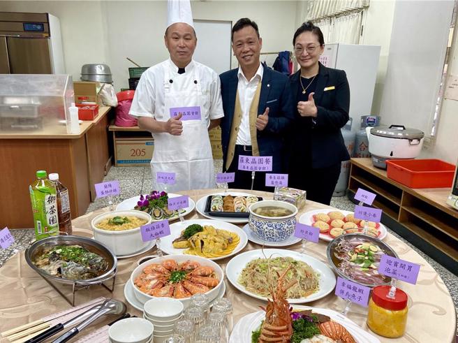 19日上午8時起，於羅東鎮公所開放500桌供民眾現場訂桌，有天香台灣料理館、年年小館、金門餐廳、味芳餐廳、津宴日式海鮮屋及羅東晶園會館。（吳佩蓉攝）
