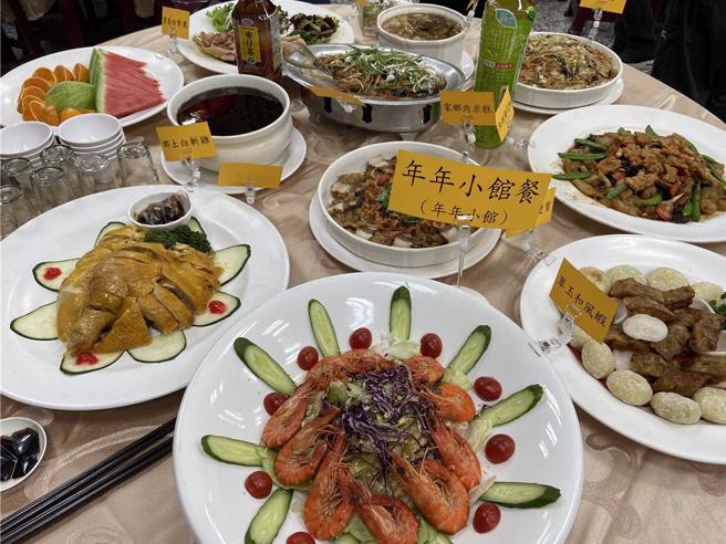19日上午8時起，於羅東鎮公所開放500桌供民眾現場訂桌，有天香台灣料理館、年年小館、金門餐廳、味芳餐廳、津宴日式海鮮屋及羅東晶園會館。（吳佩蓉攝）