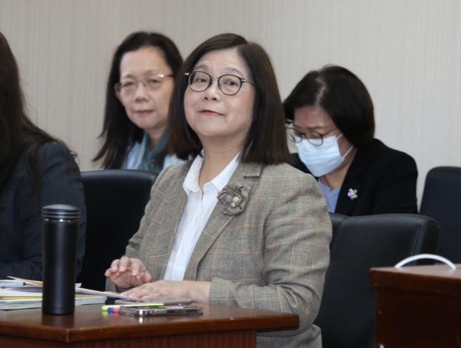 海委會主委管碧玲13日至立院備詢，對陸漁船6日距本島僅6海浬，竟不再提強硬驅離，被質疑態度軟化。（姚志平攝）