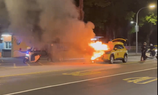 北市長春路晚間10時許發生火燒車意外。（翻攝畫面）