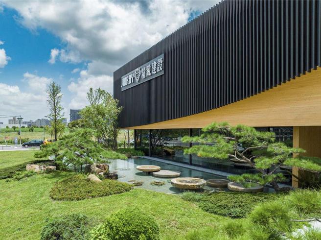 14期「THE精锐」接待中心，由与精锐建设合作过许多地标级建案的景观诗人孙培强操刀设计。图／曾丽芳