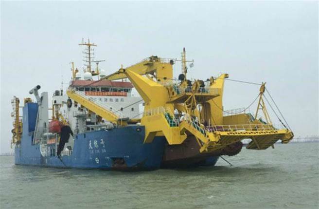 前立委郭正亮表示，海委会主委管碧玲喊出驱离逾万吨挖泥船，但这样的船一定超过1万吨。图为大陆挖泥船「天鲸号」，是禁止出口的「造岛神器」。（示意图／环球网）