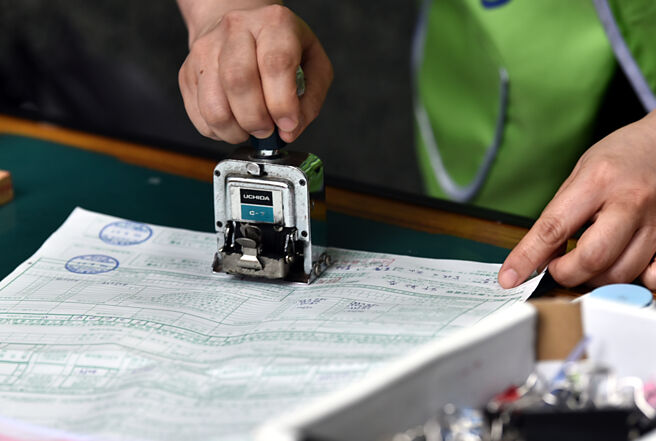 2月股市仅13个交易日，证交税收仍达141亿元、创歷年同月次高，更是24年来最旺2月；年增率15.5％，谱写连十红。图／本报资料照片