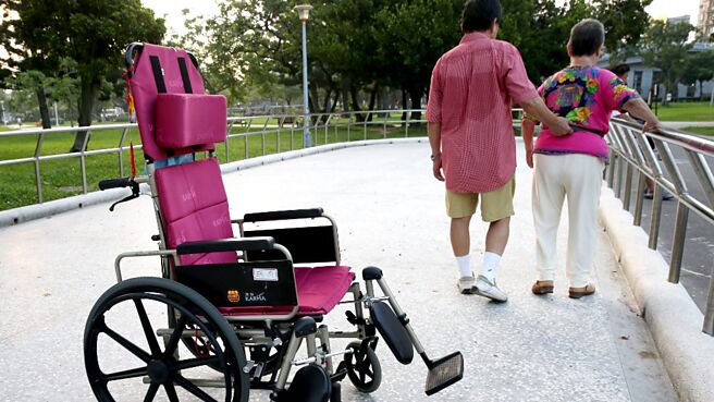 照顾管理评估不但考虑了申请人长照服务的需要，也搜集了其健康状况资讯，若以「人」为中心寻求有效性、且具品质的照护服务，应该在长照服务的照顾计画中涵盖慢性病的管理。图／本报资料照片