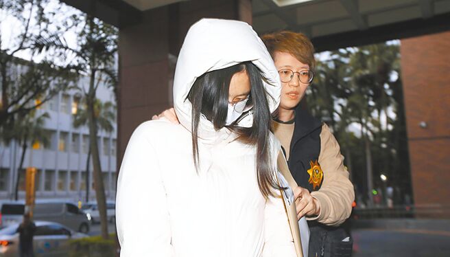 台北市发生1岁10个月刘姓男童遭虐致死案，儿福联盟社工陈尚洁（前）12日移送北检复讯。（邓博仁摄）