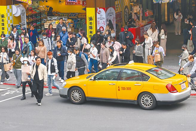 行政院拟修法10项交通轻微违规不开放检举、记点，交通界多位学者12日召开座谈会，提出8点共识。示意照，非新闻事件当事人。（本报资料照片）