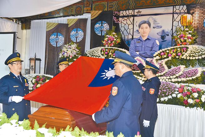 基隆市警局官警為蘇昱鴻的棺槨覆蓋國旗。（基隆市警察局提供／高鈞麟新北傳真）