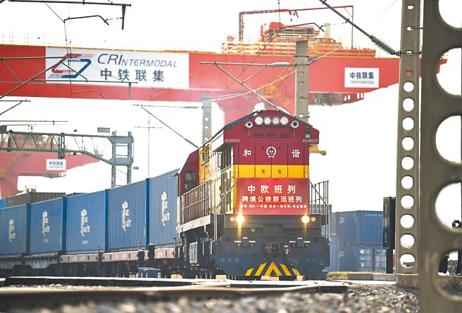 英國《金融時報》引述歐洲物流與鐵路營運商數據指出，從紅海航運危機爆發以來，橫跨歐亞大陸、借助鐵路將貨物從亞洲運往歐洲的需求激增。圖為中歐班列從西安國際港站駛出。（新華社）
