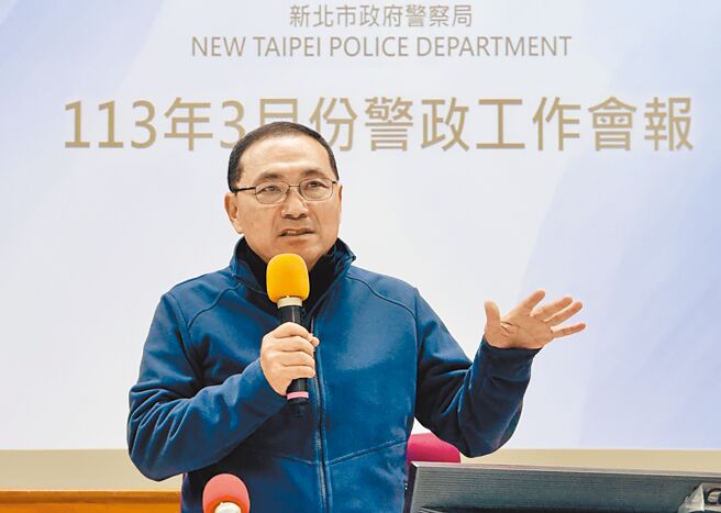 新北市长侯友宜12日主持警政工作会报，他肯定新北警方对诈骗拦阻的成效，但对于诈骗层出不穷，再度呼吁中央要从源头控管。（吕健豪摄）