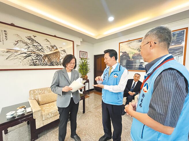 2023年823戰役紀念儀式結束後，金門縣長陳福海（中）親向蔡英文總統（左）報告離島醫院經營困境相關細節，並爭取中央經費挹注。（金門縣政府提供／于家麒金門傳真）