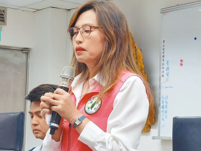 民進黨新北市議員張嘉玲9日在新莊區跑行程時，被1名醫師強拉手親吻，她12日開記者會還原當天狀況，談及被性擾擾一度哽咽。（陳慰慈攝）