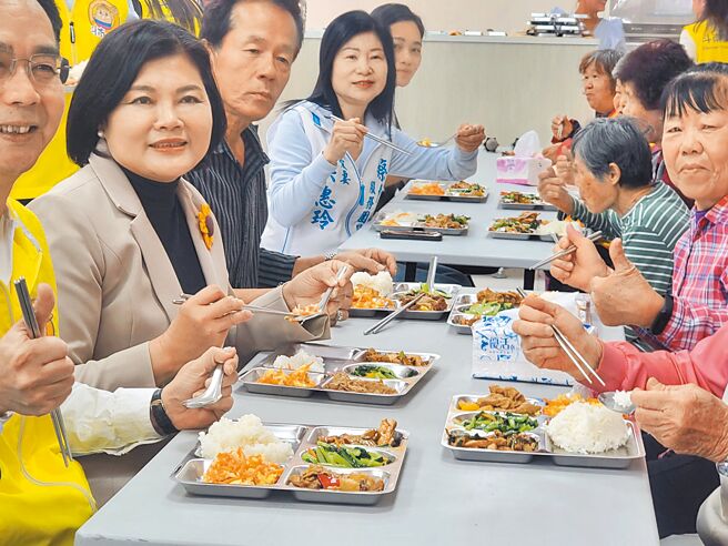 云林县长张丽善（左二）12日在斗南镇靖兴长青食堂与长者共餐。（周丽兰摄）