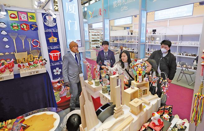 盘点2014年到2024年，跨境电商已是第11次被写进政府工作报告，一路成为拉动外贸的期待新动能。（新华社）