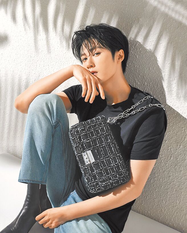 男星檀健次为代言的MICHAEL KORS出镜春夏形象广告。（MICHAEL KORS提供）