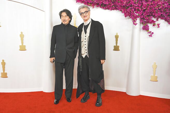 德國名導溫德斯（右）的一襲山本耀司2024秋冬服裝，造型在奧斯卡相當突出，一旁是《我的完美日常》男主角役所廣司。（美聯社）