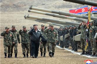 北韓秀最新主戰坦克 金正恩親自視導對抗軍演