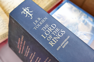 奇幻經典《魔戒》推繁中新譯版！朱版、鄧版、李版有什麼差異？各版本翻譯成討論熱點