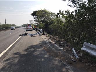 國3林內段賓士「飛」出護欄 幸樹林卡住車蓋扭曲變形