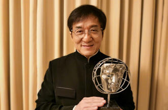 成龙急速衰老有内幕？头髮全白原因曝光了