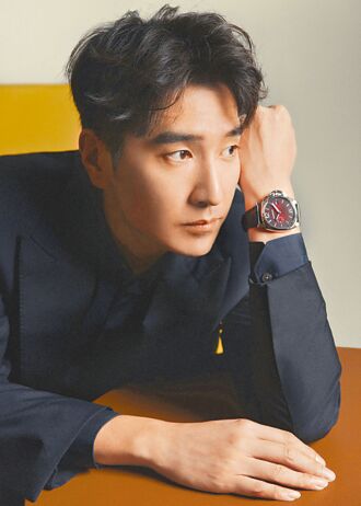 赵又廷甜蜜出手秀沛纳海