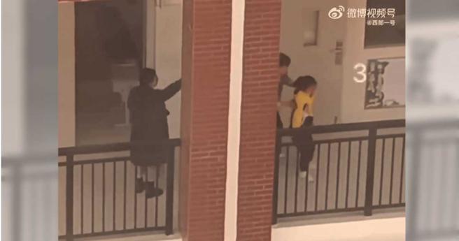 另外一名女老师跩起不愿迈开步伐前进的学生拖行一段距离，接着突然松手，导致学生重心不稳趴倒在地。（图／翻摄自微博／西部一号）