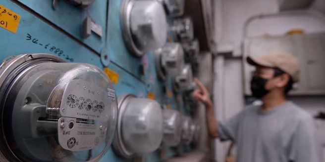 男子收到最新一期电费帐单，发现公共用电高达1367.9元。（图／示意图，本报系资料照）